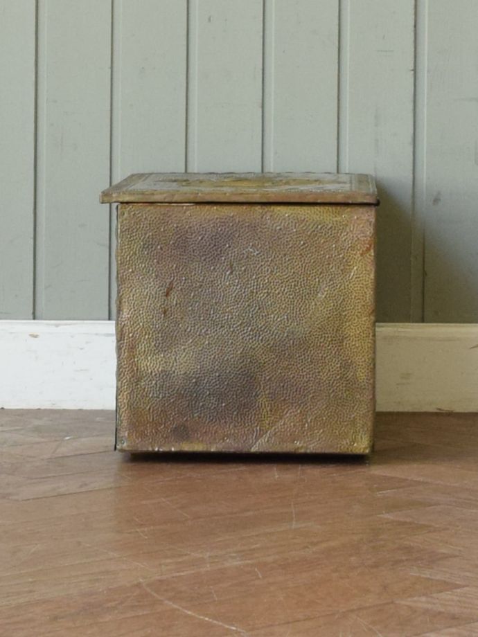 英国アンティークのおしゃれな収納箱、船の模様が入ったブラスボックス