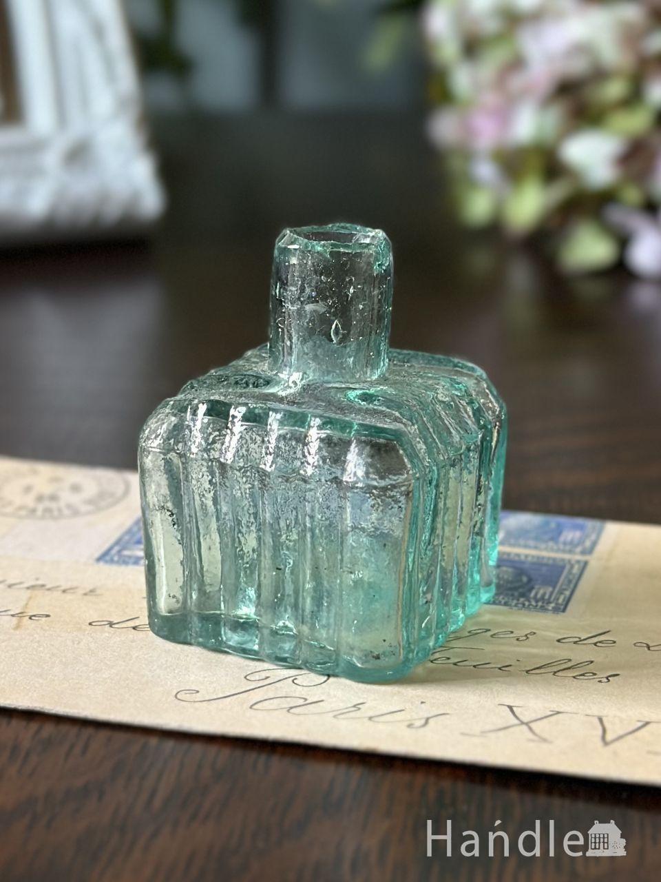 濃いブルー色が美しいインク瓶、ヴィクトリアンアンティークのガラス