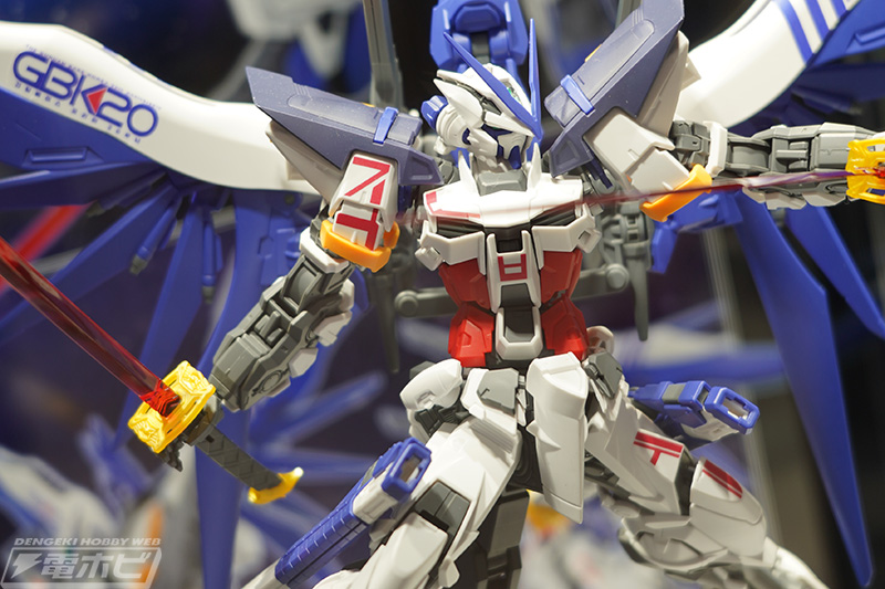 韓国限定ガンプラ「MG GBK-20 ガンダムアストレイ」が展示！「HG