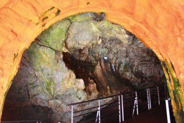 世界的に珍しいマカロニ鍾乳石は必見! 夏でもひんや～り「当麻鍾乳洞