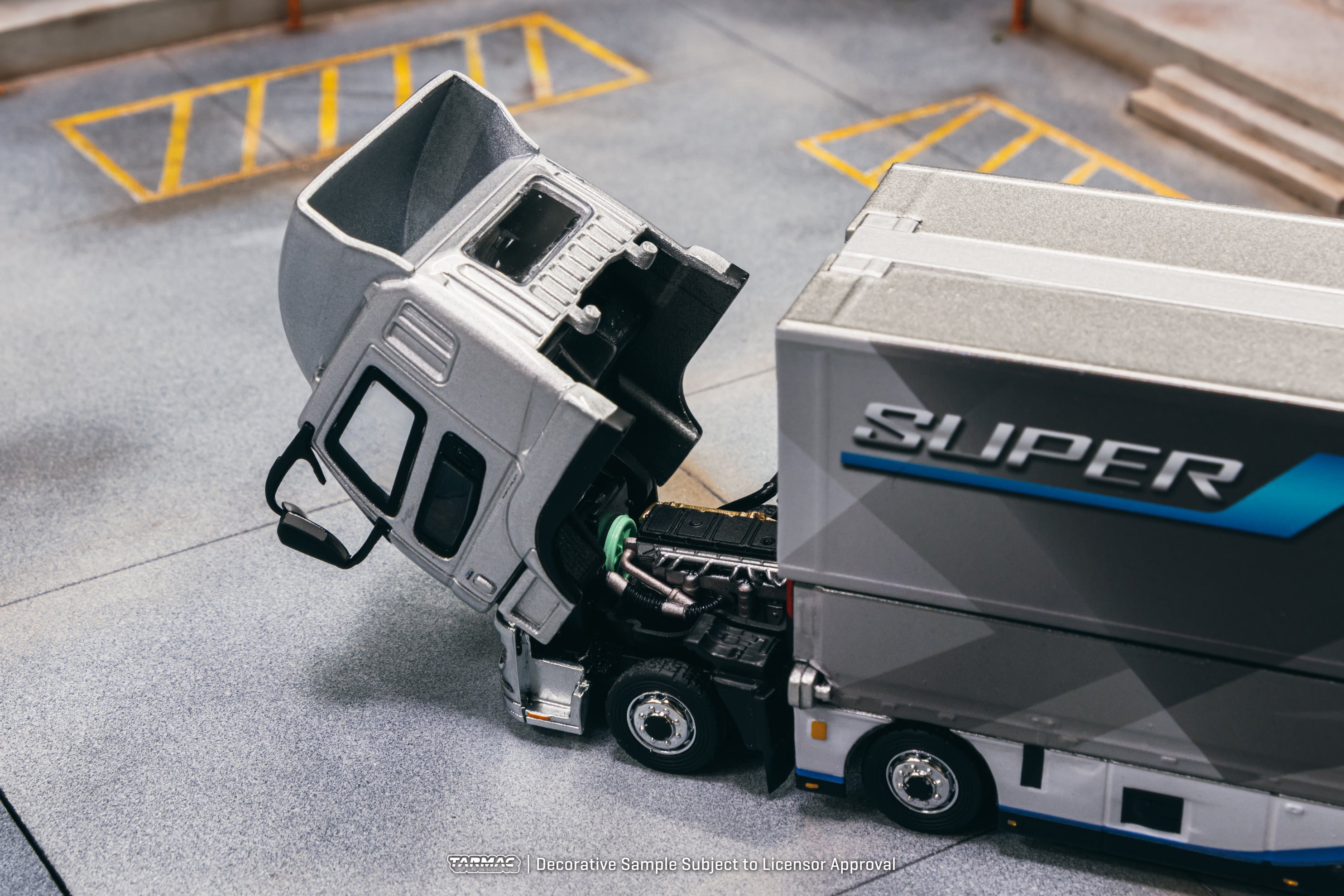 Tarmac Works 1:64 Mitsubishi Fuso Super Great T64T-TL001-FSG