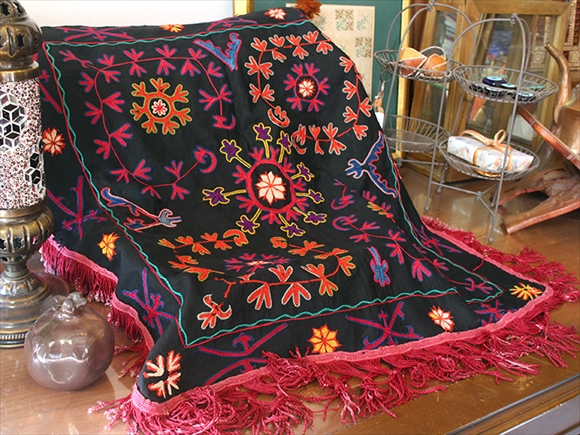 ウズベキスタンの刺繍布・スザンニ（スザニ）小さいピース 黒い地に