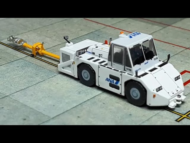 1/200 Komatsu WT250E airport tractor by JC Wings - YouTube