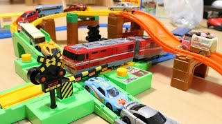 プラレール トミカ踏切レールセット - YouTube