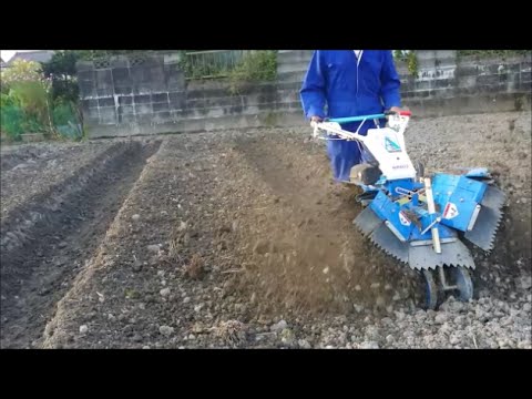 逆転管理機で高畝作り - YouTube