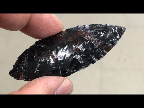 黒曜石で打製石器を作る - YouTube