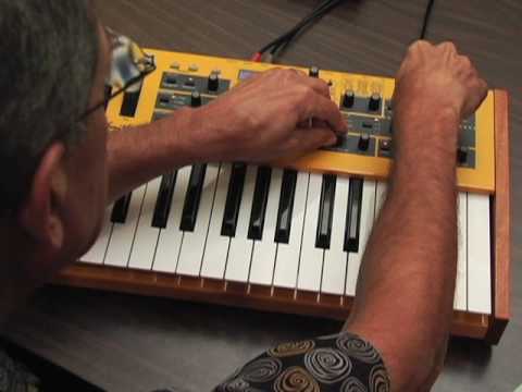 Demo- MoPho Keyboard DSI Dave Smith Instruments - YouTube