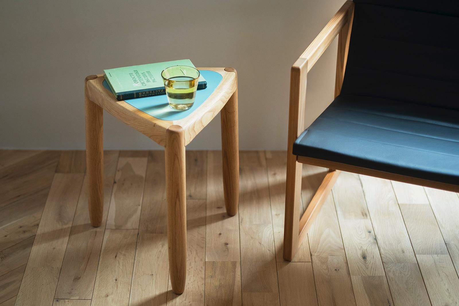 柳工業デザイン研究会・柳 三角スツール（SH440）｜低座の椅子と暮らし