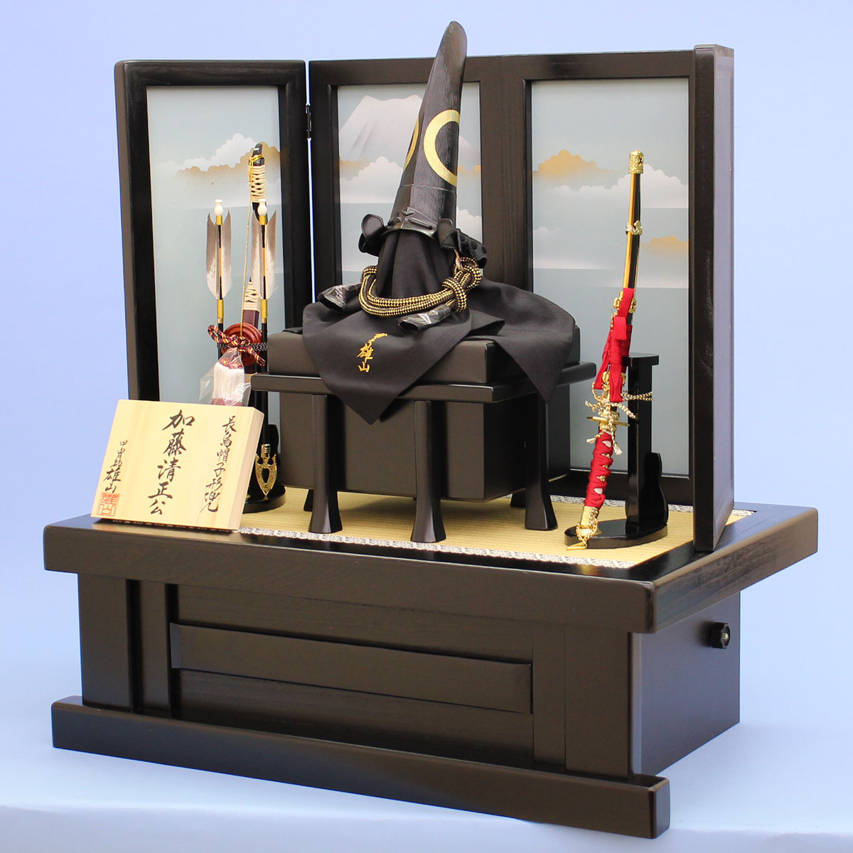 五月人形 兜飾り 幅 70㎝ 加藤清正公の兜 黒桐白富士 – 寿鳳人形の東芸