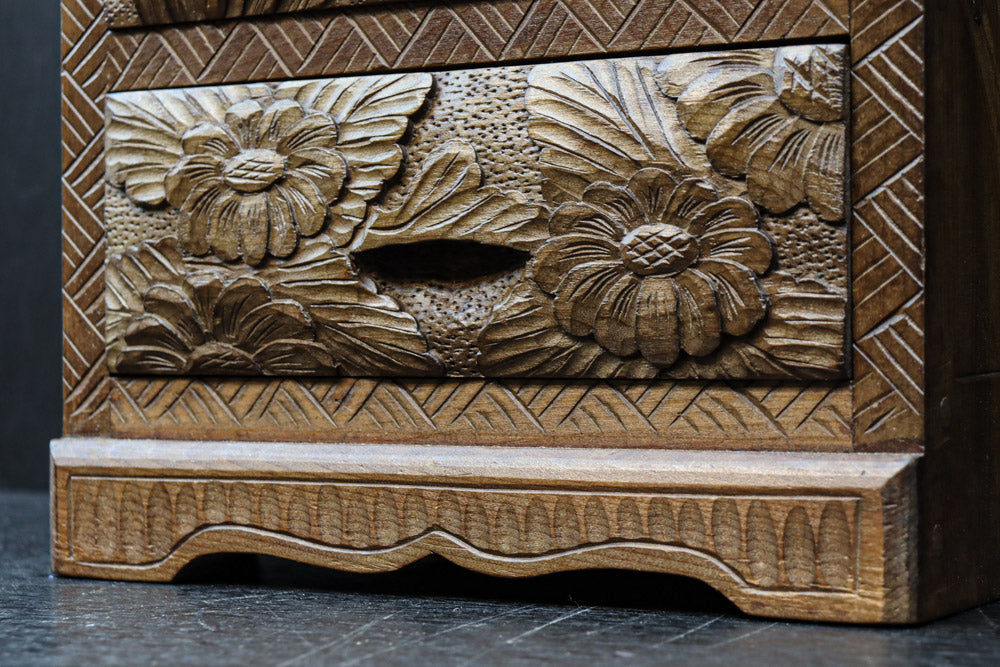 美しい花々が描かれる日光彫の小引き出し DC7967 – 古福庵 [ KOFUKUAN