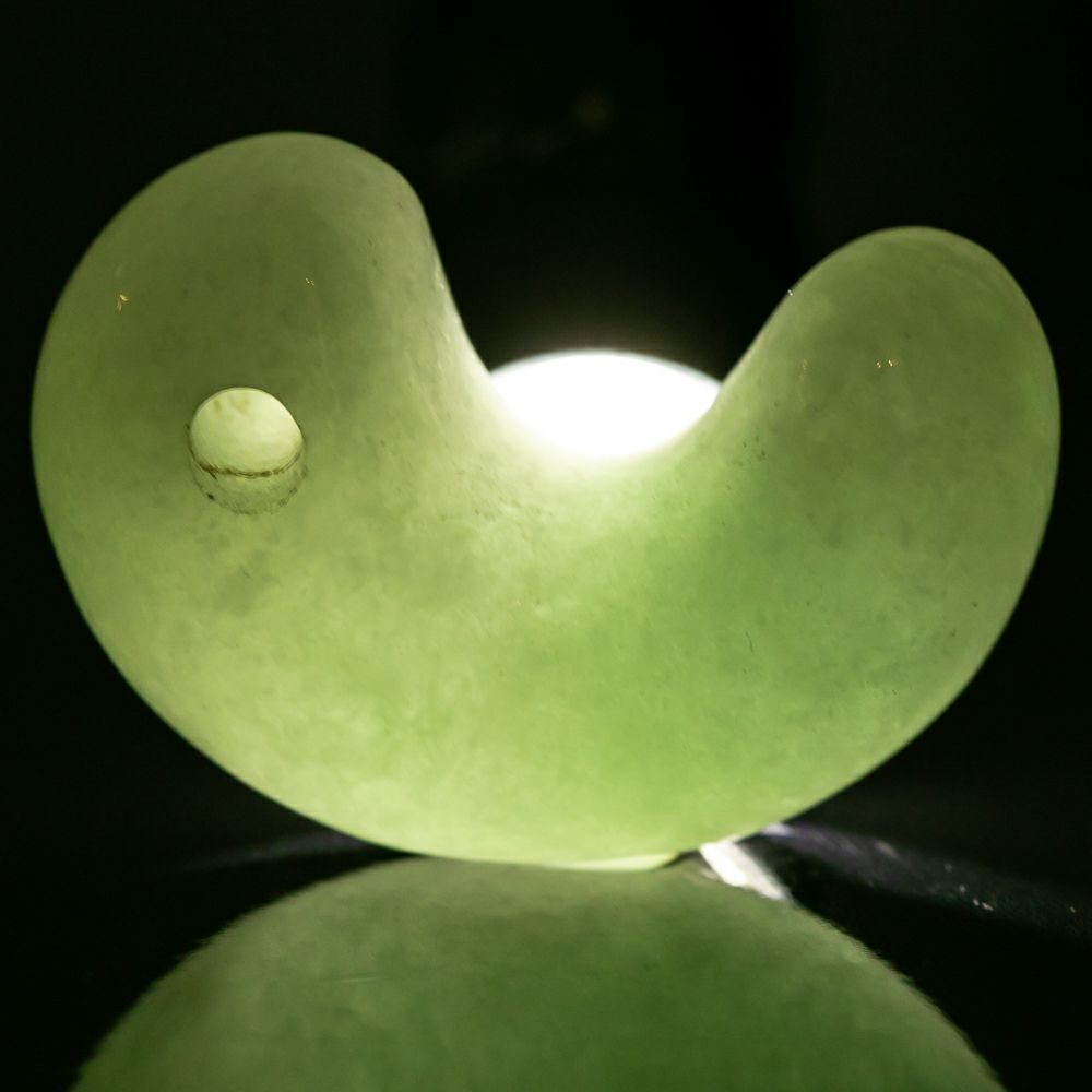 プレミアム・アイスジェイド・艶美麗】（プレミアム淡緑色ヒスイ