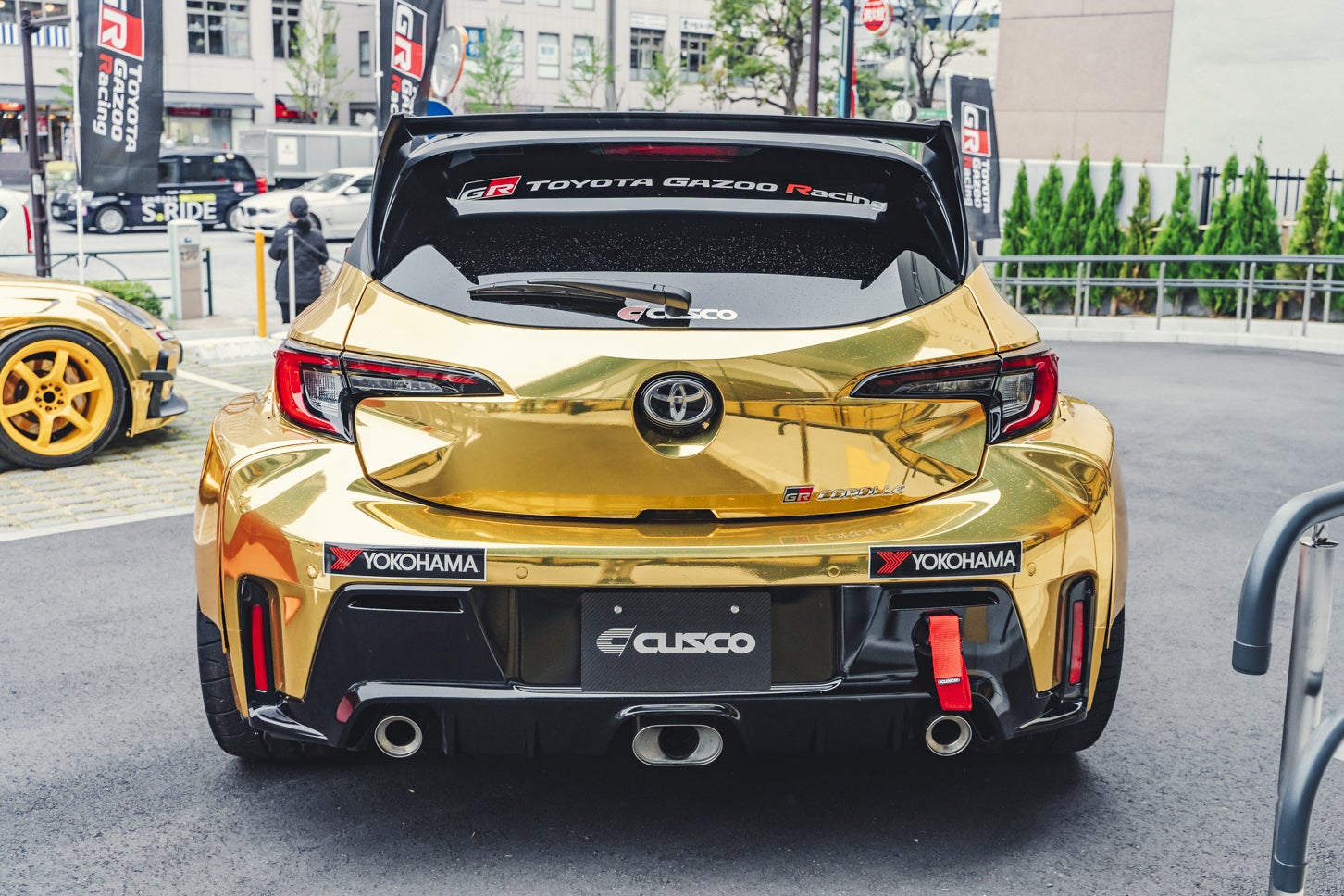 金ピカのGRカローラとGR86が実車で登場！ トヨタ×マック×トミカの