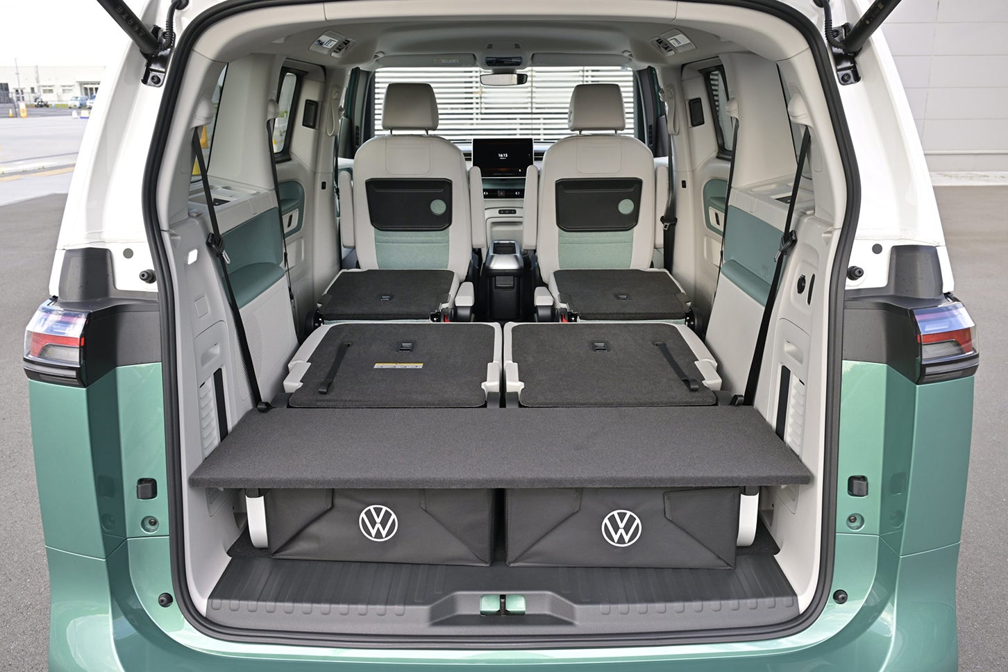 ワーゲンバスが復活だ！ VWの新型電動ミニバン「ID.Buzz」が遂に上陸