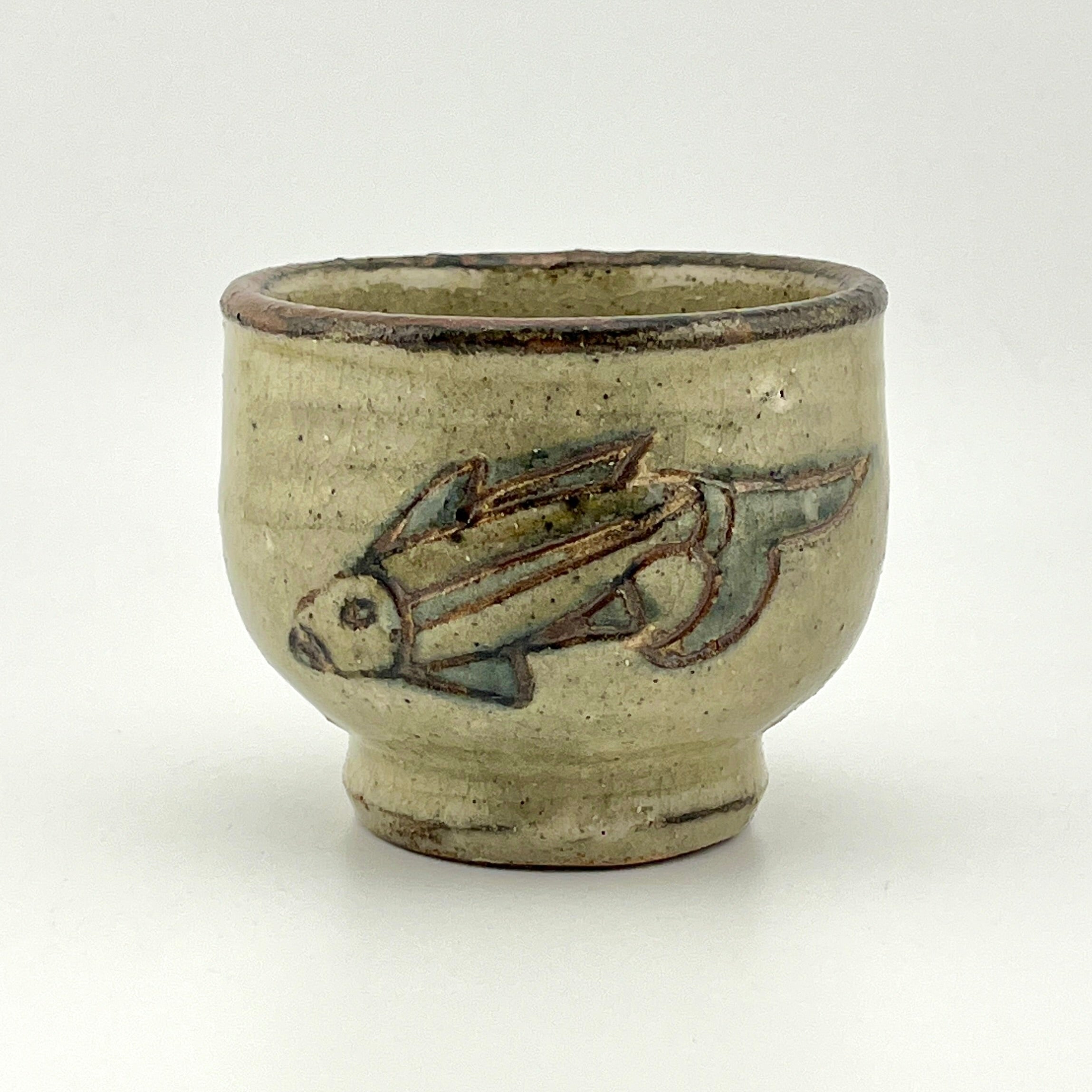 壺屋焼 人間国宝 金城次郎作 魚文湯呑 （壺屋時代） – 生活民芸 なかむた