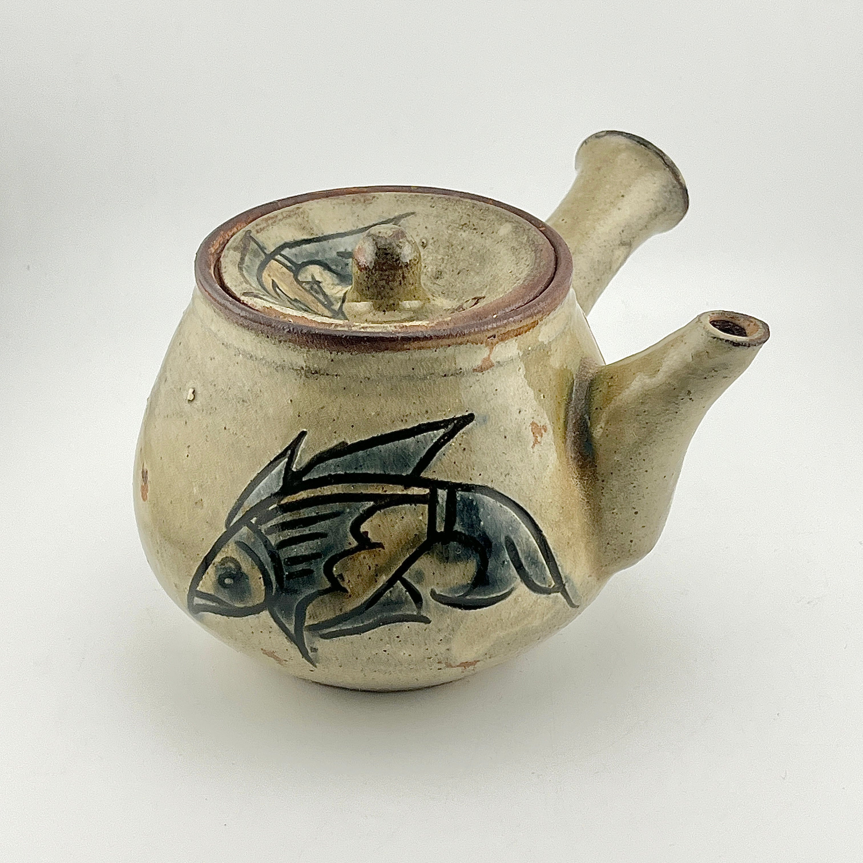 壺屋焼 人間国宝 金城次郎作 海老魚文急須 – 生活民芸 なかむた