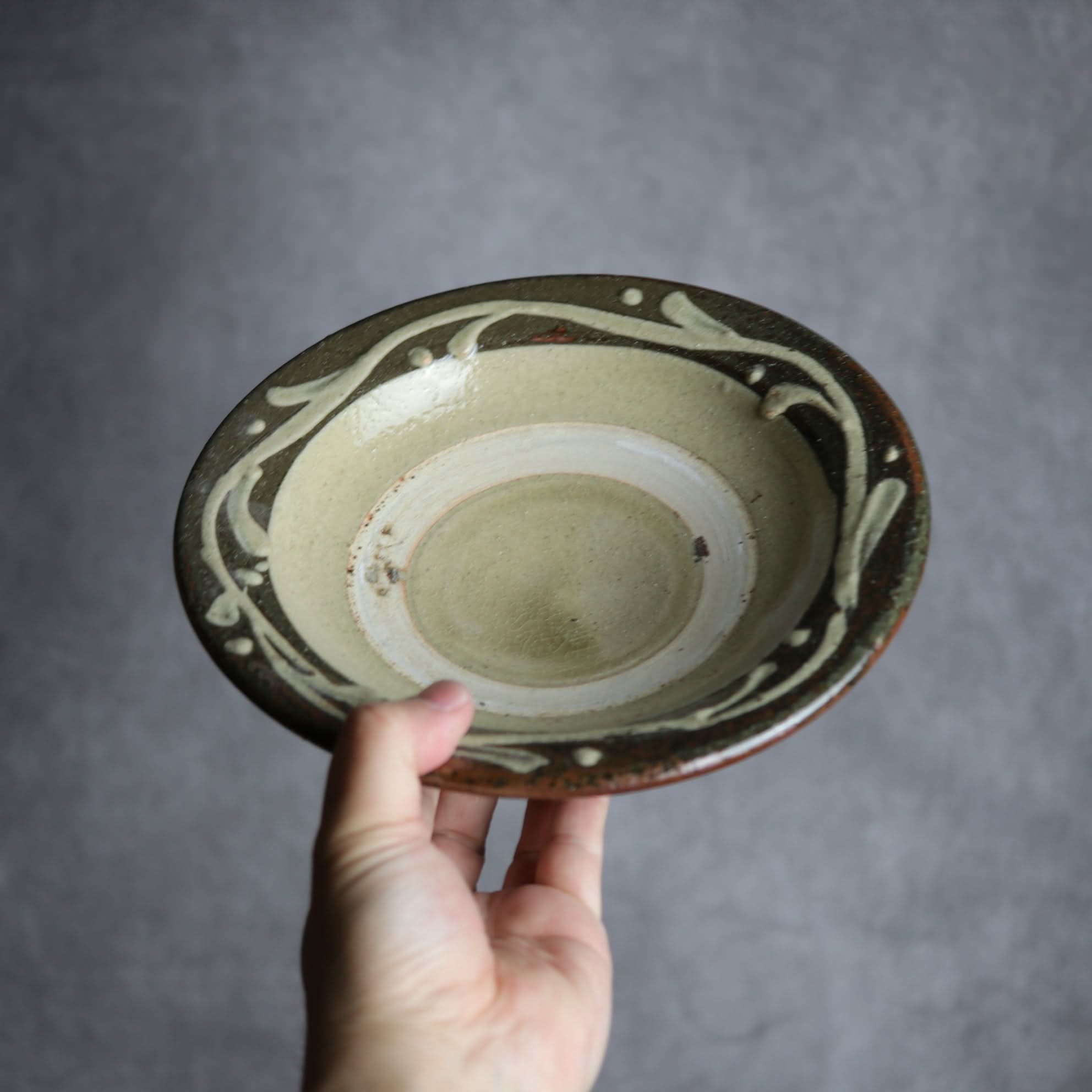 7寸皿1 イッチン 唐草 やちむん 陶器 北窯 宮城正享工房｜北窯 宮城正