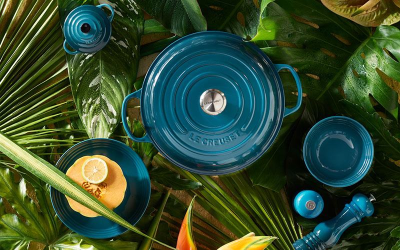 ル・クルーゼ】にモダンなディープブルーの鋳物ホーロー鍋が仲間入り