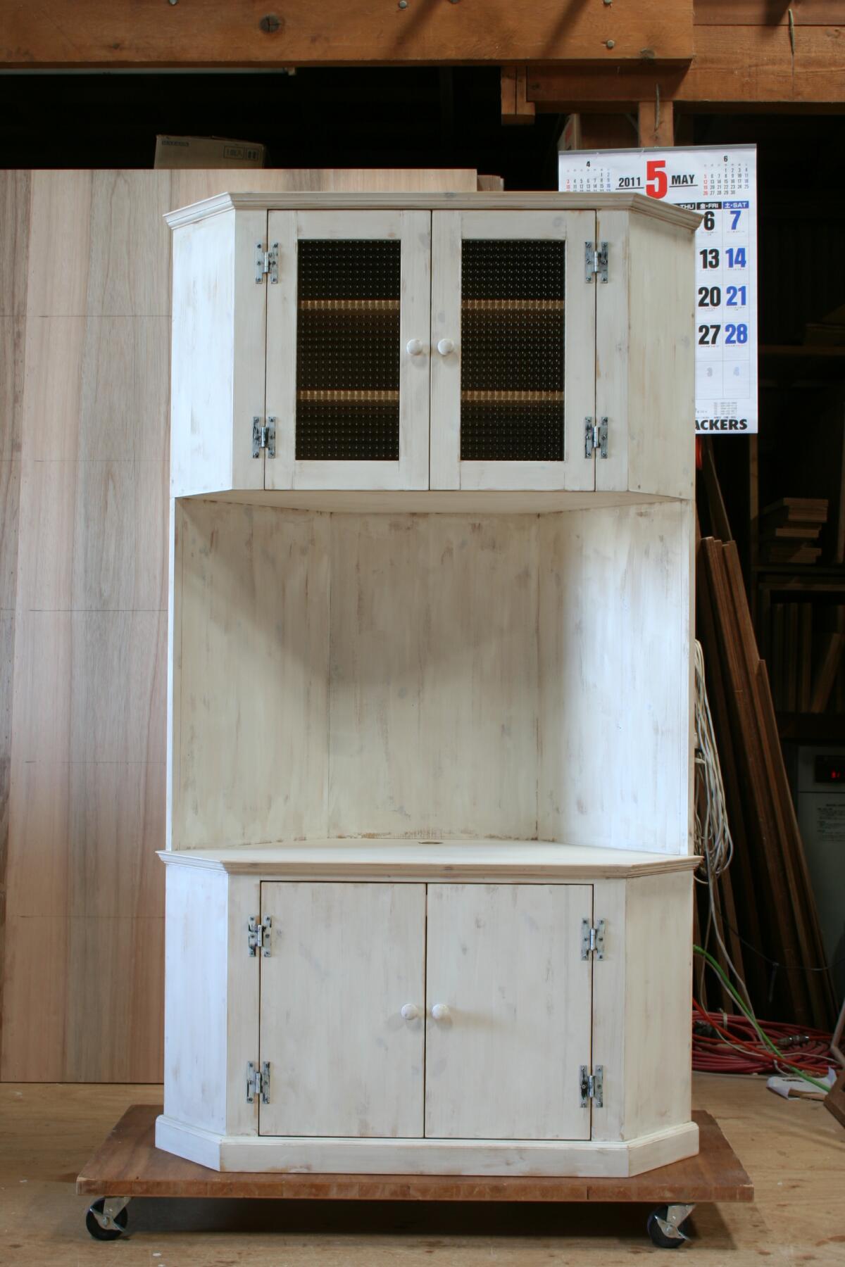 パイン家具実例-コーナーテレビ台・その8（ハイタイプ・白アンティーク