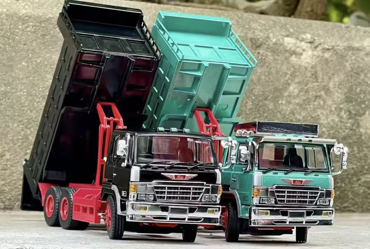 DBGTの1/64日野スーパードルフィンダンプトラックのダイキャストモデル