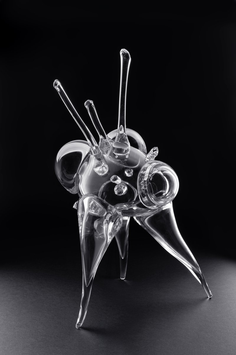 写真①レネー・ロウビーチェクさん②大阪万博に出展された「ガラスの雲