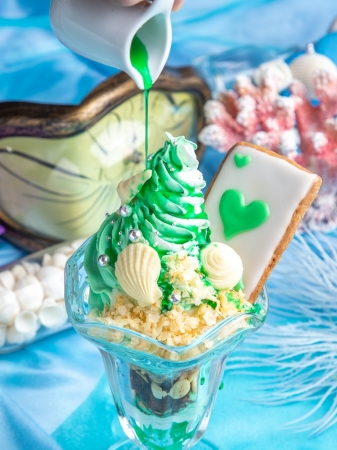 ≪『アリスのファンタジーレストラン』が神秘的な“マーメイドブルー”に