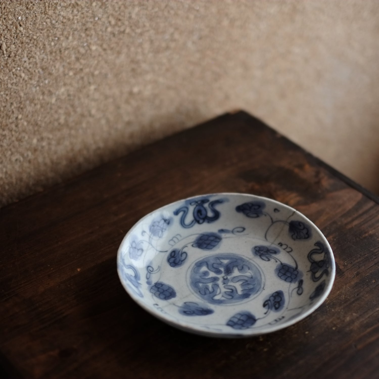 古染付 花唐草文 青花平皿(明朝末期) – 逢季荘