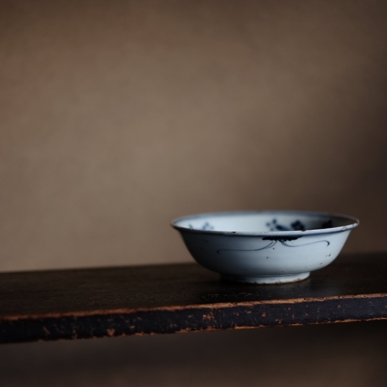 古染付 蓮子文 五寸 青花深皿(明末清初) – 逢季荘