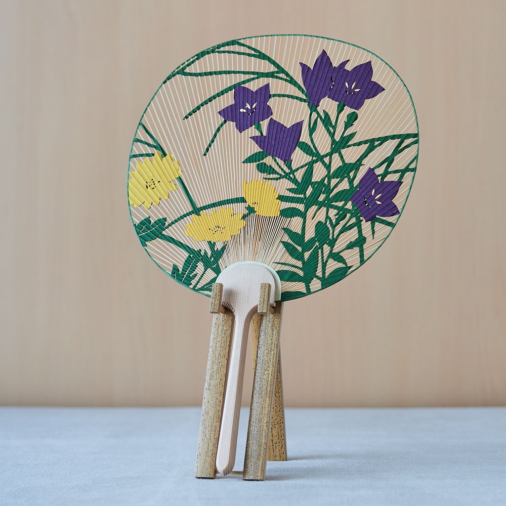 飾りうちわ 並両透かしうちわ(竹台付き) 菊秋草: インテリア・ライフ