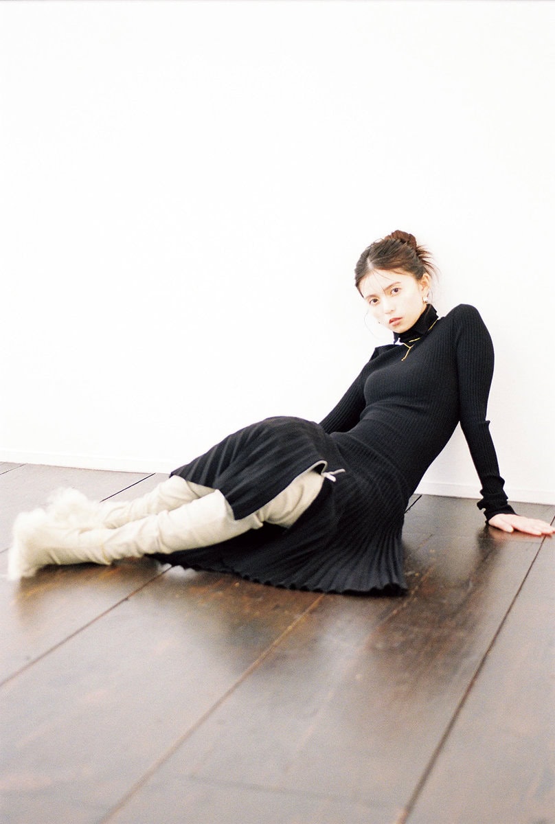 齋藤飛鳥】絶妙なシルエットで美しさ際立つ。主役級ニットワンピース