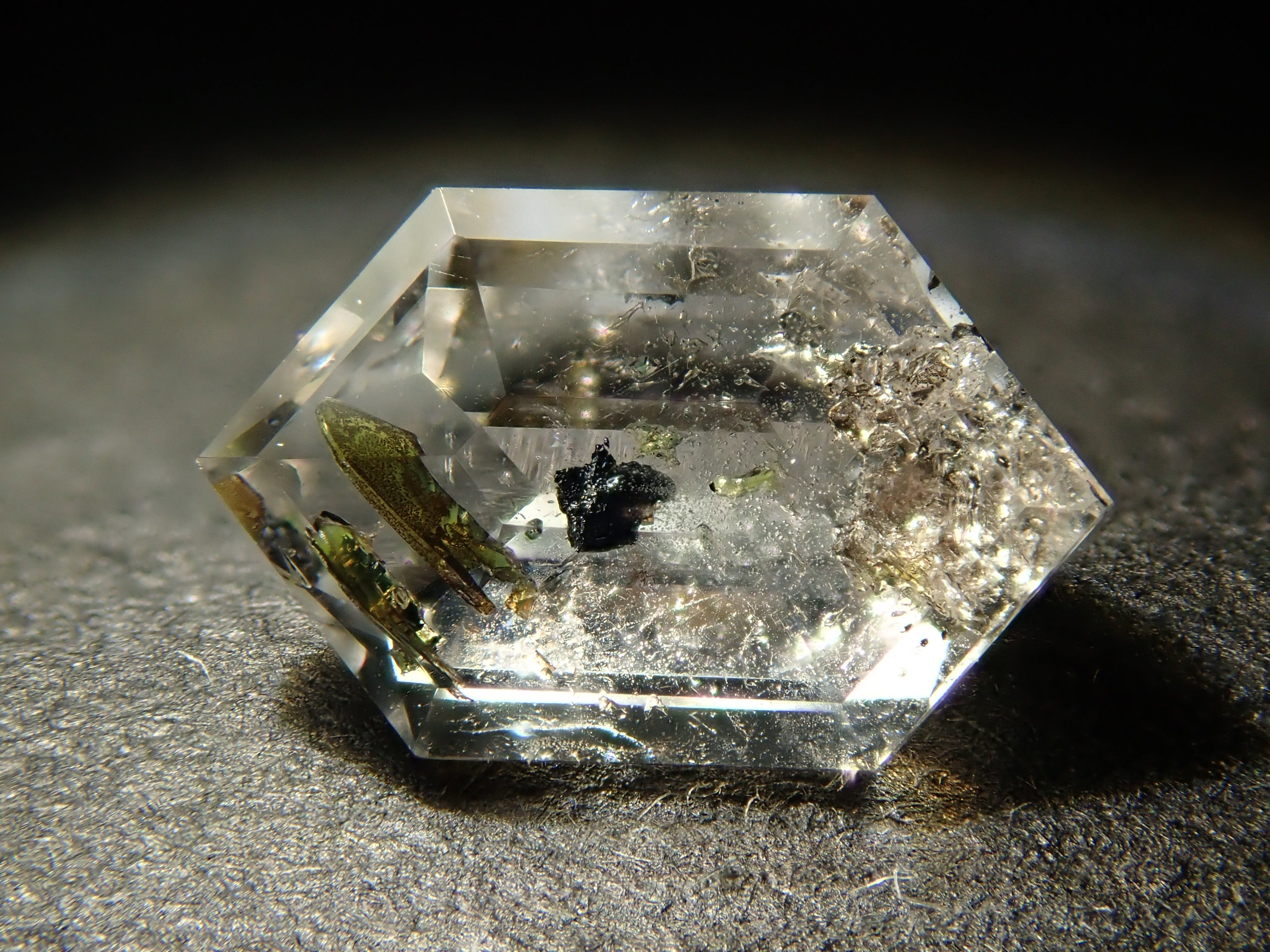 オイルインクォーツ 0.651ctルース