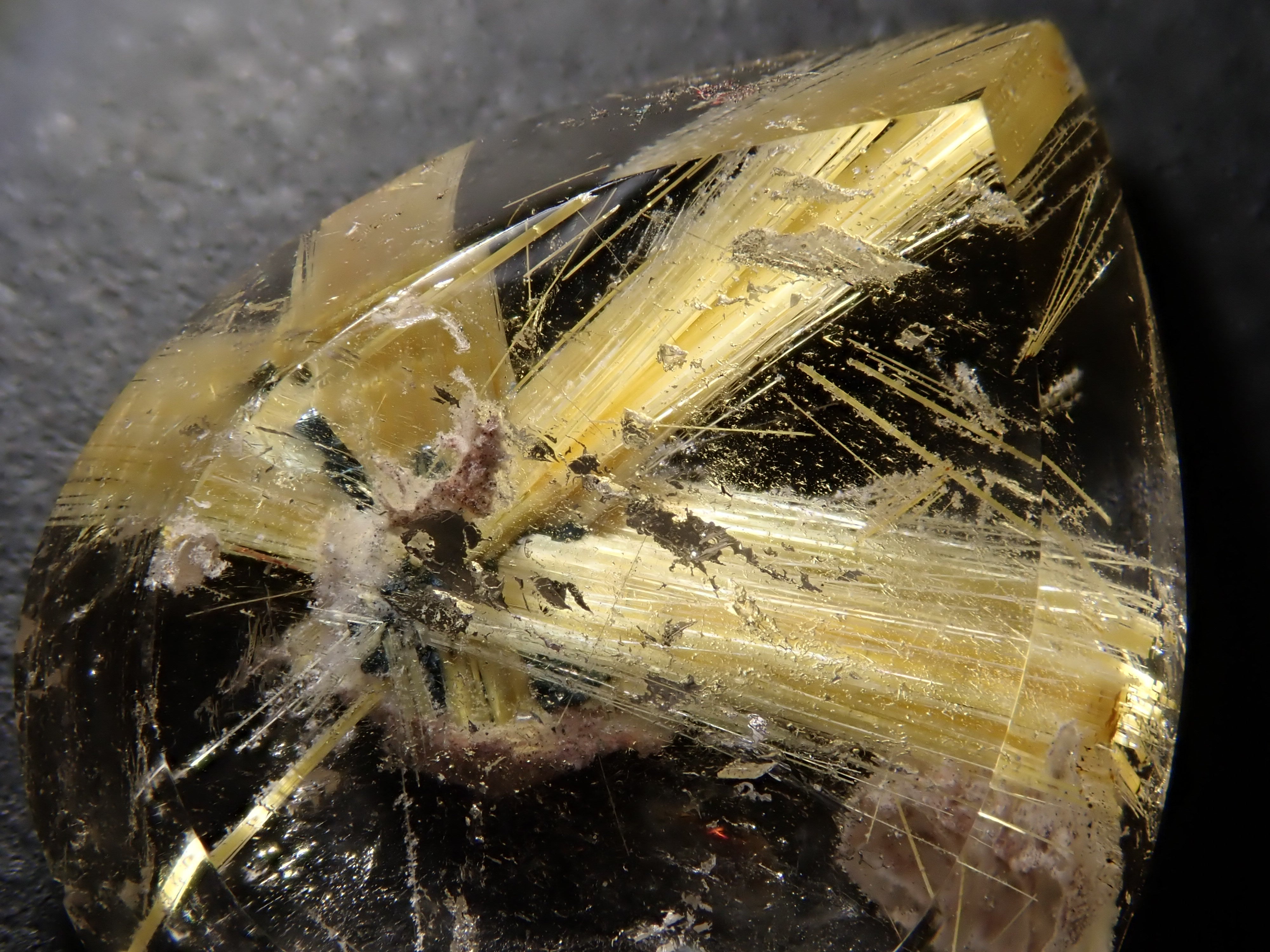 ルチルクォーツ（ルチルレイテッドクォーツ）9.721ctルース（太陽