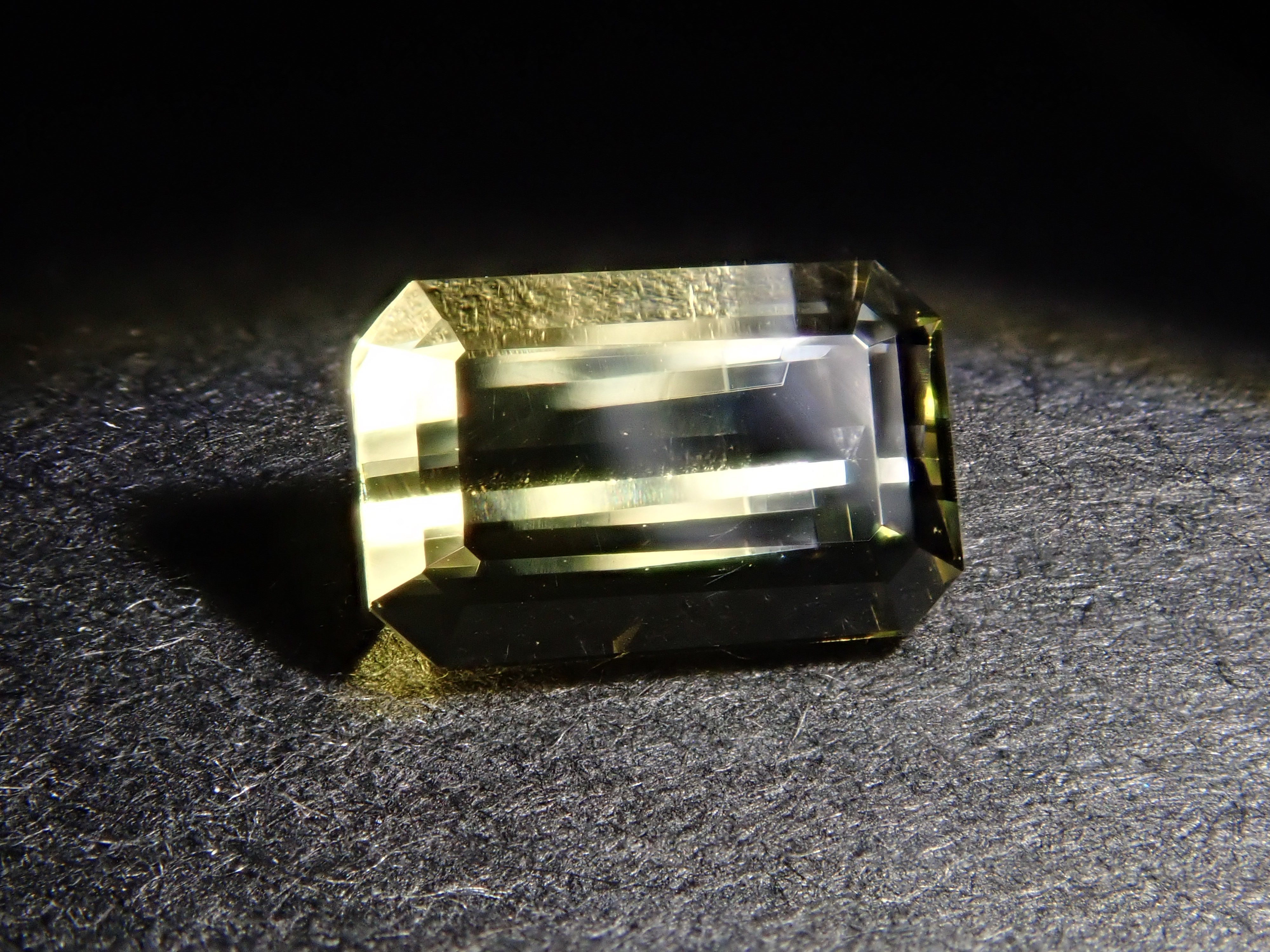 ブラジル産バイカラーベリル 0.556ctルース