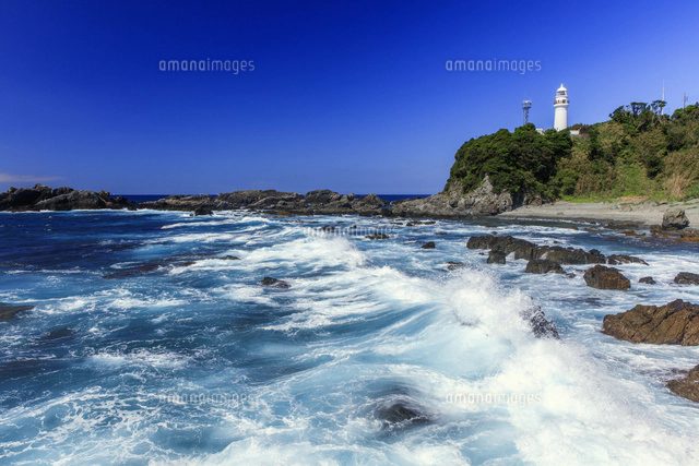 荒波打ち寄せる潮岬海岸と潮岬灯台[25488035147]の写真・イラスト素材