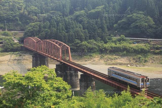 球磨川第一橋梁を走る肥薩線[10790006489]の写真・イラスト素材