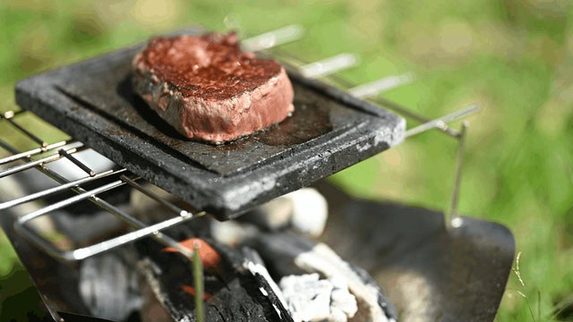 贅沢時間を味わい尽くせ！ 素材の旨味を引き出す「桜島溶岩プレート