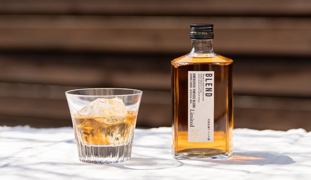 シェリー樽17年＆タンク18年の長期貯蔵の米焼酎をブレンドした琥珀色に