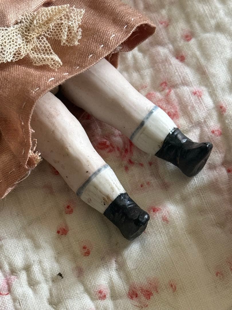 アンティーク　ミニョネット　ドール　お花とレースの髪飾りの女の子