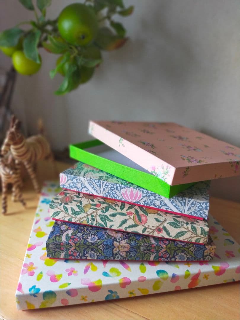 羊毛フェルト刺繍 「 郵便配達にゃん」　刺繍　猫　フォトフレーム　ブローチ